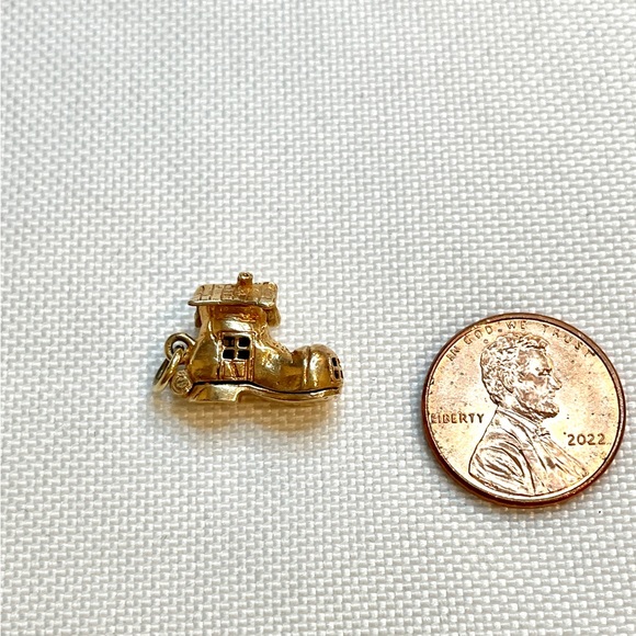 14k Yellow Gold Old Woman Who Lived in a Shoe Moving Sole Opening Charm Pendant - Picture 4 of 8
